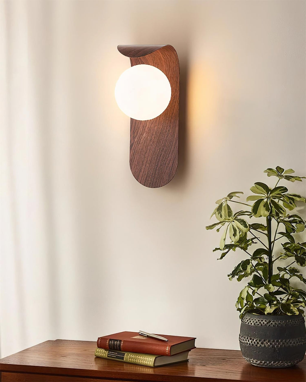 Lumirae | Applique moderna effetto legno con globi satinati per illuminazione di bagni e camere da letto