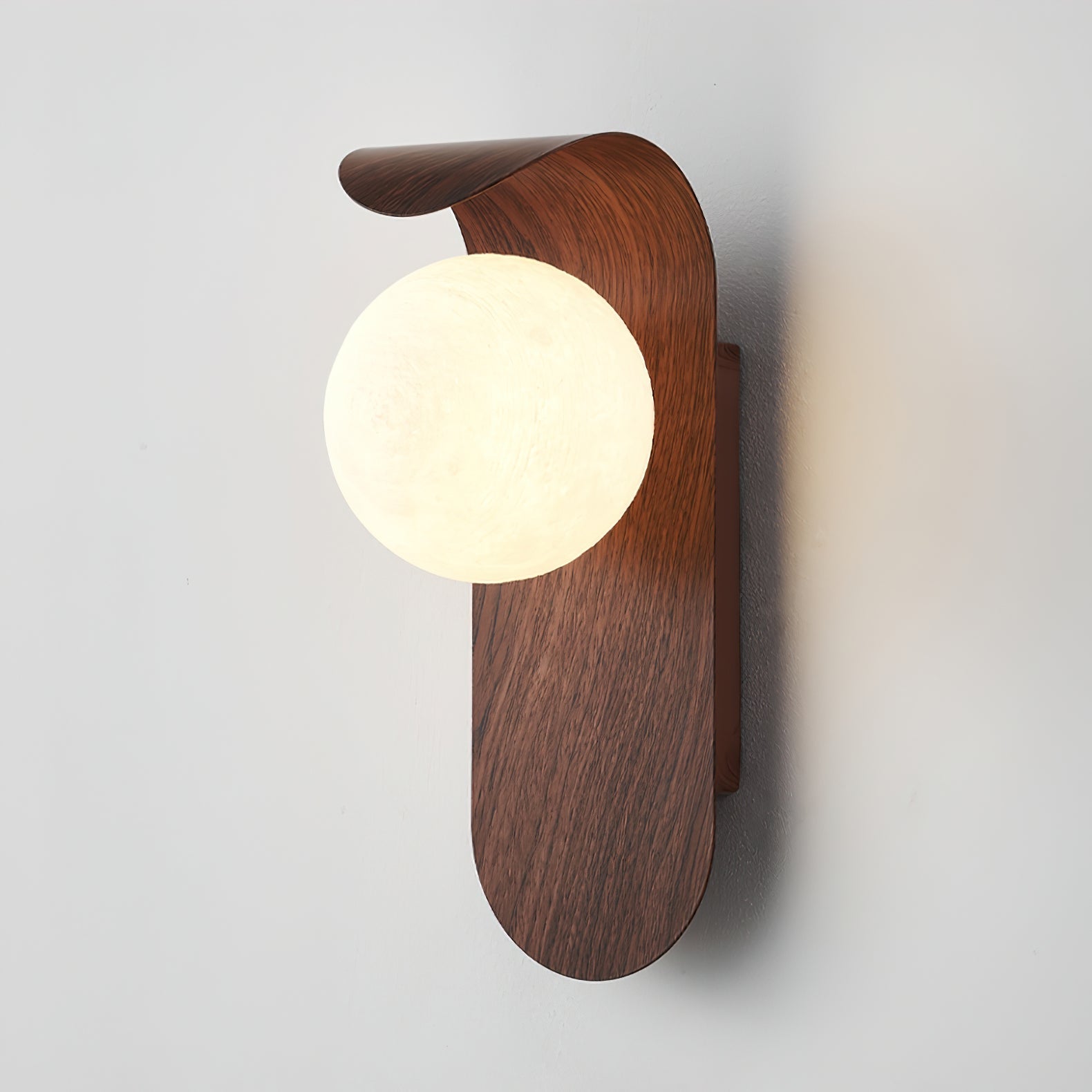 Lumirae | Applique moderna effetto legno con globi satinati per illuminazione di bagni e camere da letto
