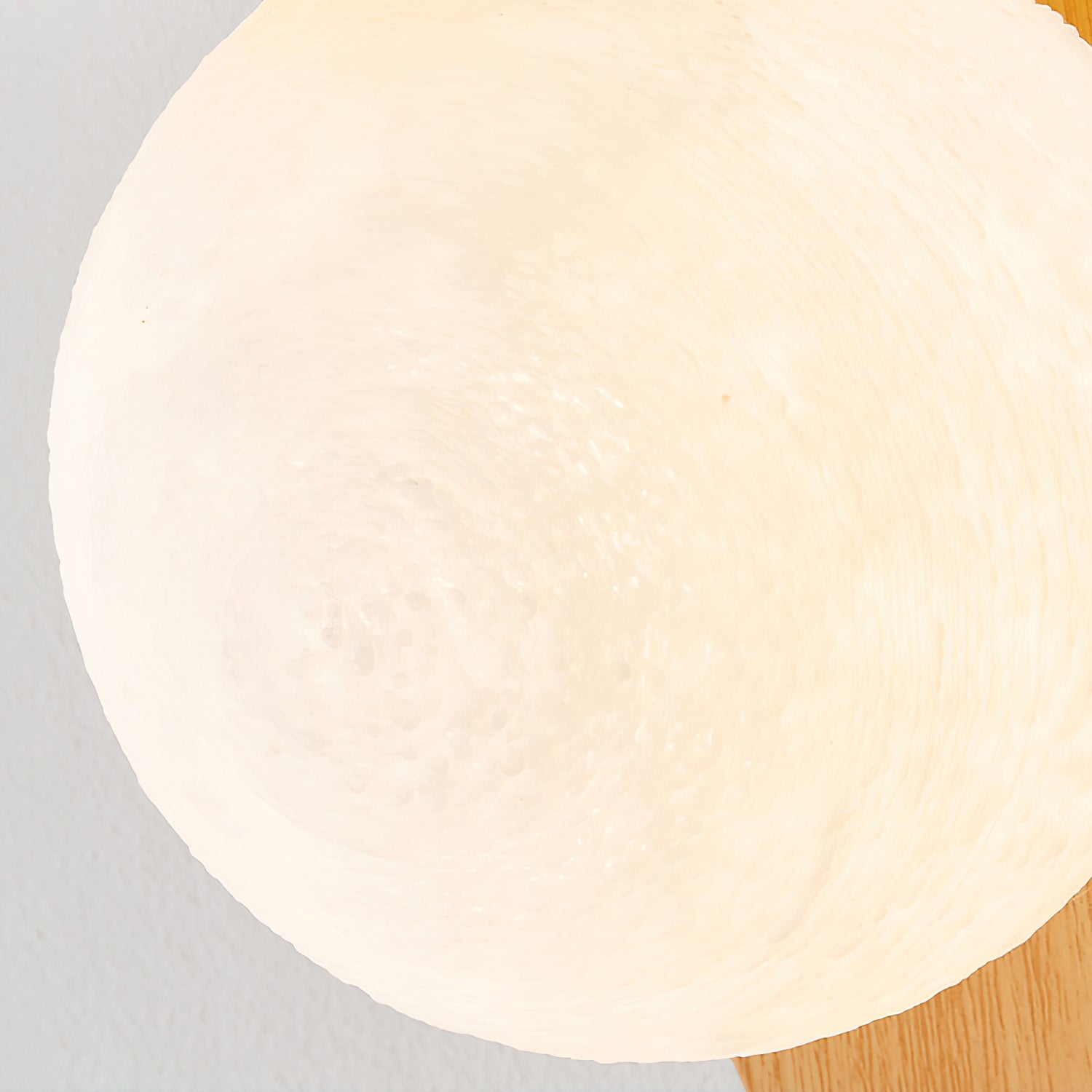 Lumirae | Applique moderna effetto legno con globi satinati per illuminazione di bagni e camere da letto