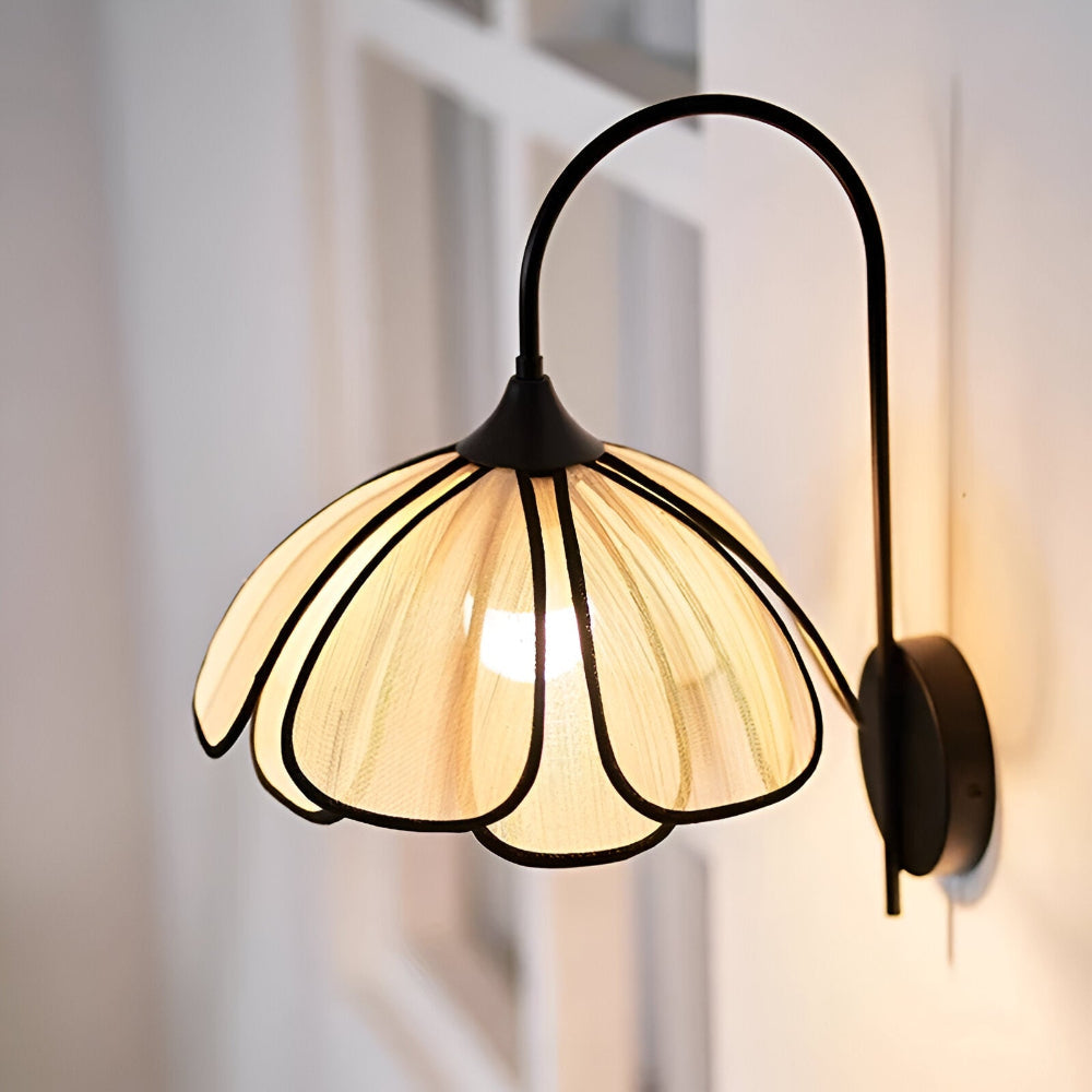 NaturaBloom – Applique in Nero e Rattan con Design a Forma di Fiore Wabi-Sabi