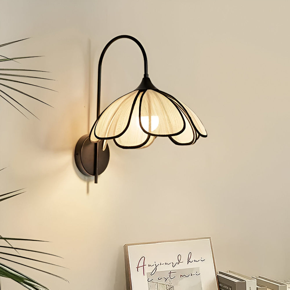 NaturaBloom – Applique in Nero e Rattan con Design a Forma di Fiore Wabi-Sabi