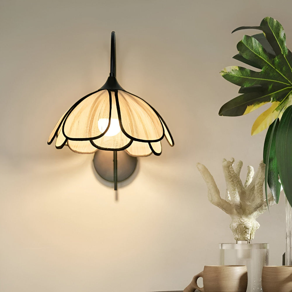 NaturaBloom – Applique in Nero e Rattan con Design a Forma di Fiore Wabi-Sabi