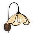 NaturaBloom – Applique in Nero e Rattan con Design a Forma di Fiore Wabi-Sabi