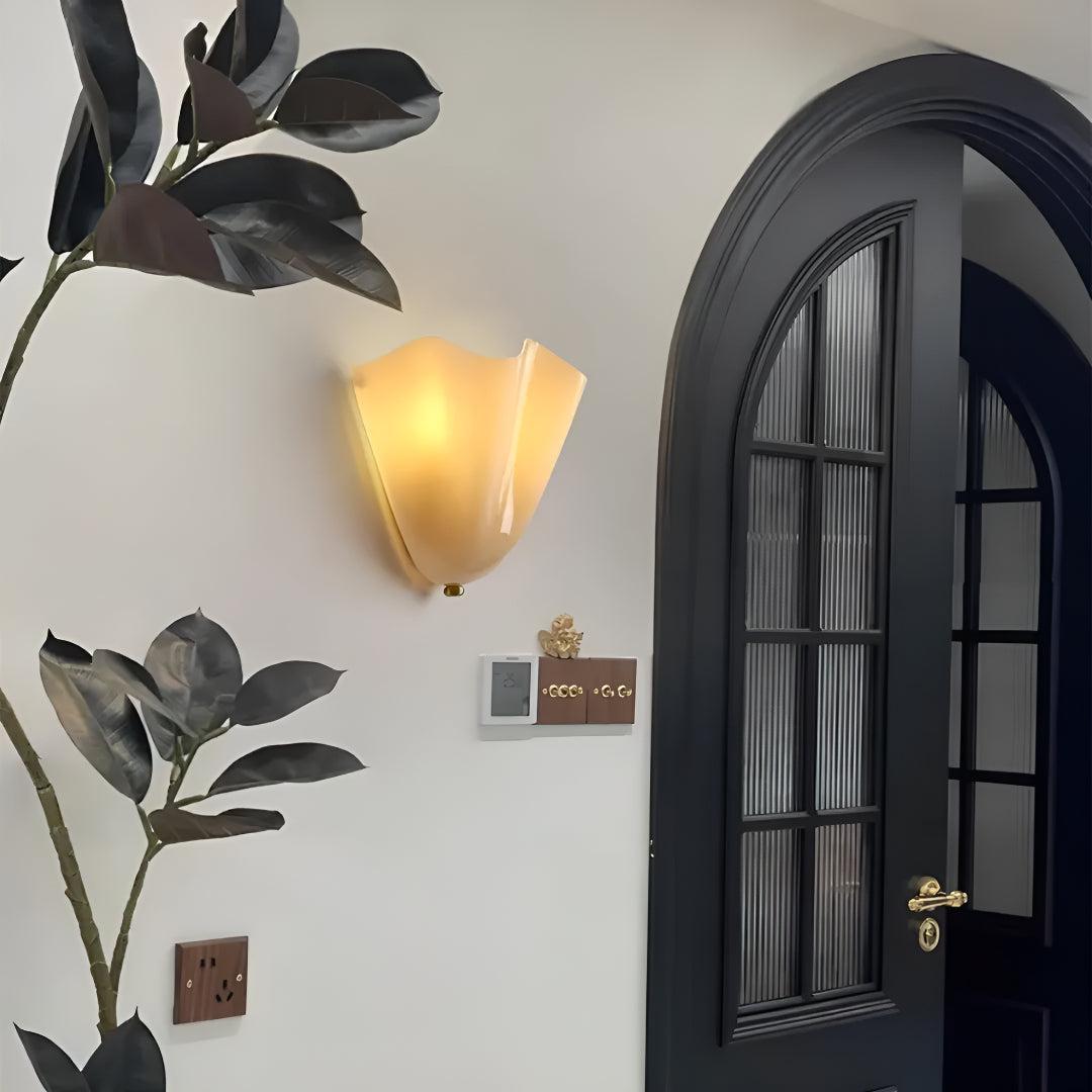 Applique da Parete Classica per Soggiorno con Paralume in Vetro a Petalo Curvo