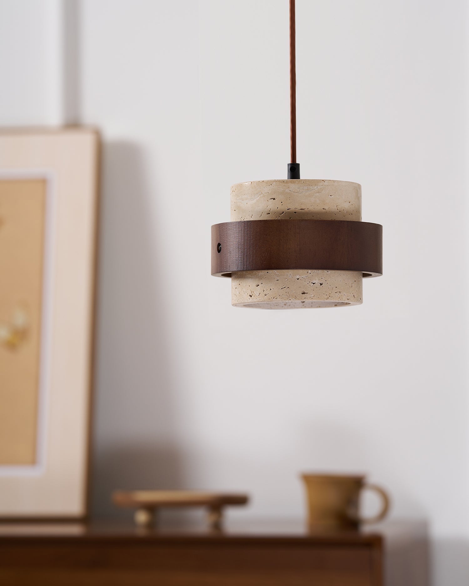 Arluna | Lampada a Sospensione in Travertino con Dettagli in Legno di Noce per Illuminazione Ambientale Moderna