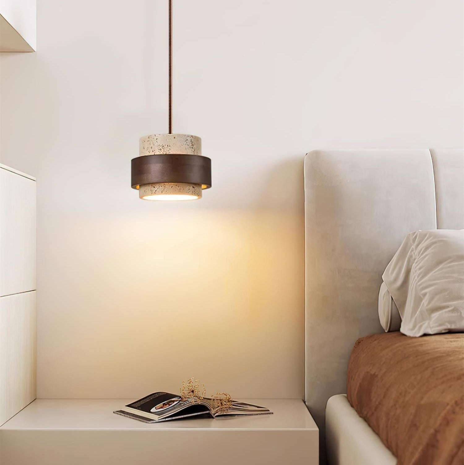 Arluna | Lampada a Sospensione in Travertino con Dettagli in Legno di Noce per Illuminazione Ambientale Moderna