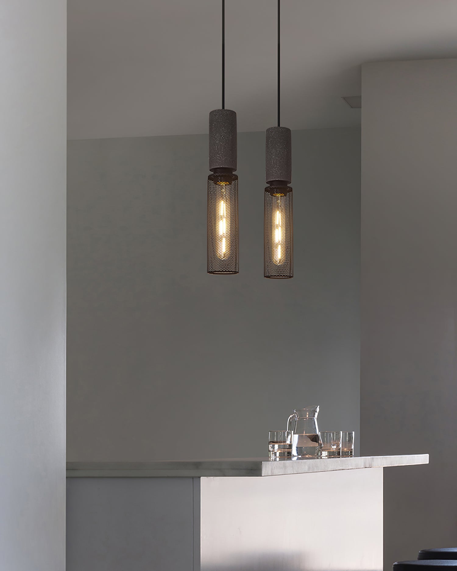 Virexo | Lampada a sospensione in cemento industriale con paralume cilindrico per interni moderni