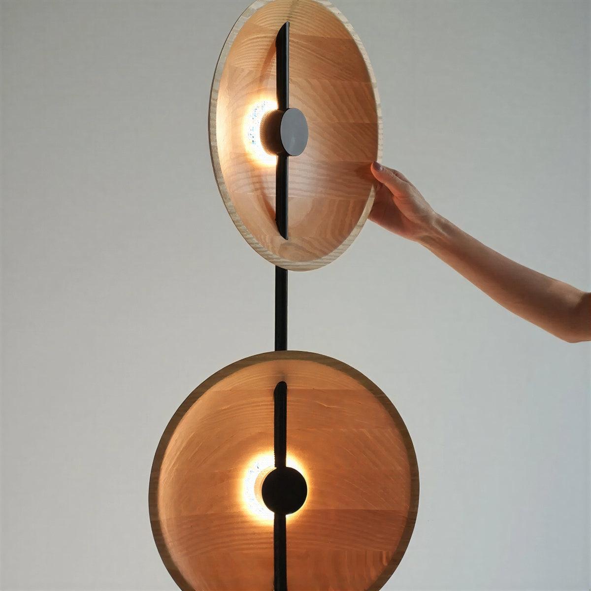 Lampada da Terra Contemporanea con Design Artistico a Doppio Disco