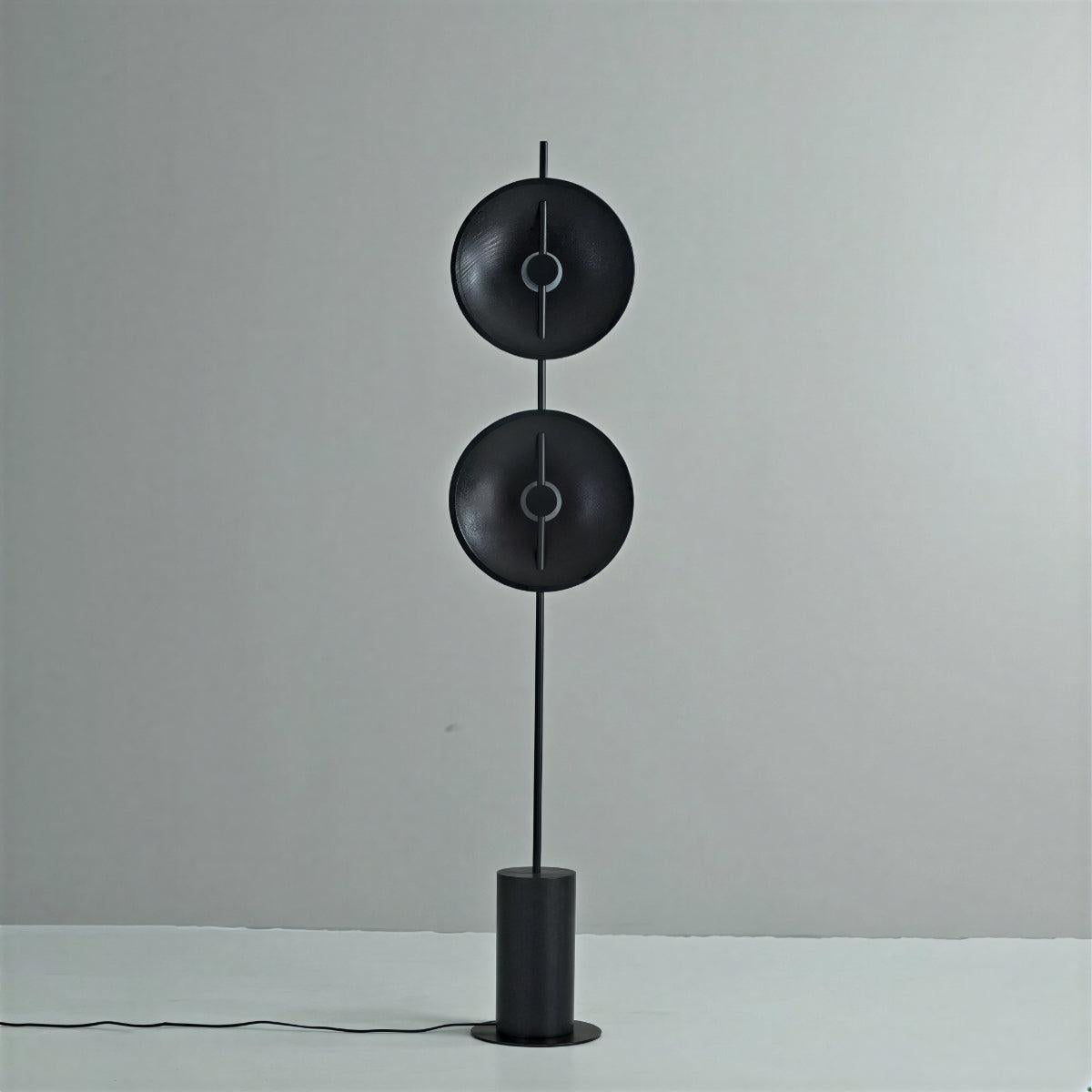 Lampada da Terra Contemporanea con Design Artistico a Doppio Disco