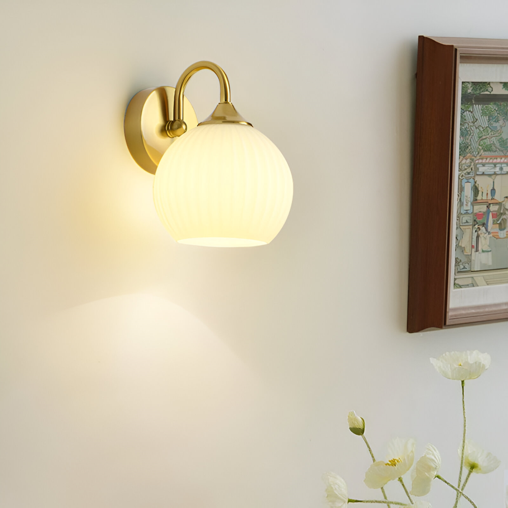 GlowSphere – Lampada da parete in vetro striato a forma di sfera moderna