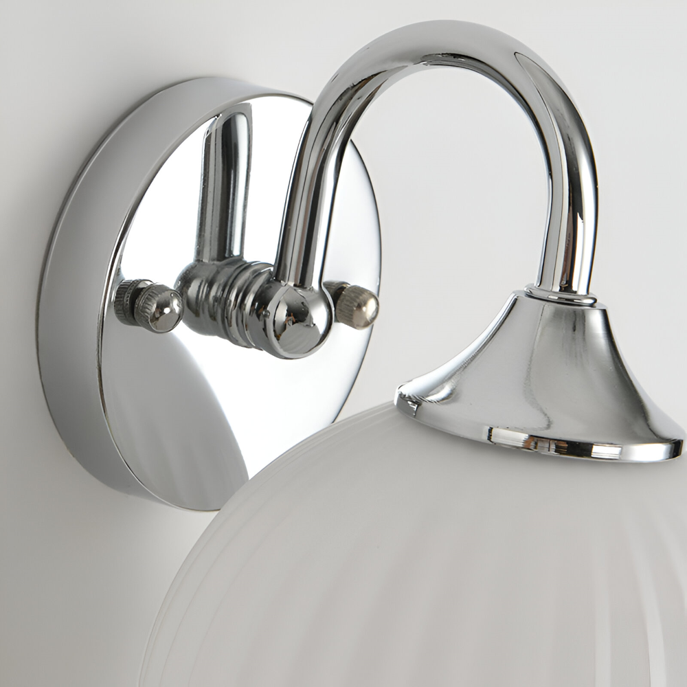 GlowSphere – Lampada da parete in vetro striato a forma di sfera moderna