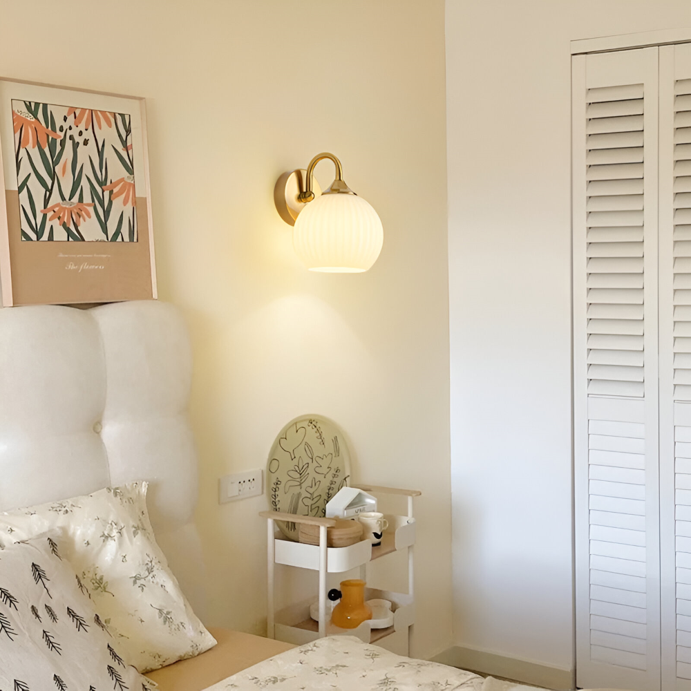 GlowSphere – Lampada da parete in vetro striato a forma di sfera moderna