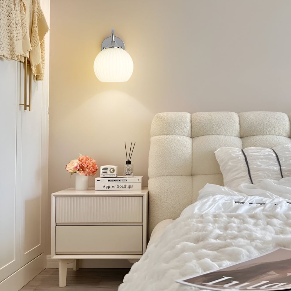 GlowSphere – Lampada da parete in vetro striato a forma di sfera moderna