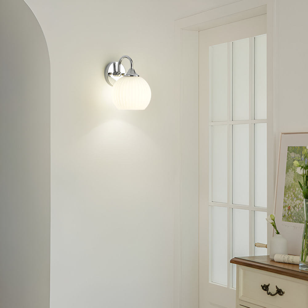 GlowSphere – Lampada da parete in vetro striato a forma di sfera moderna
