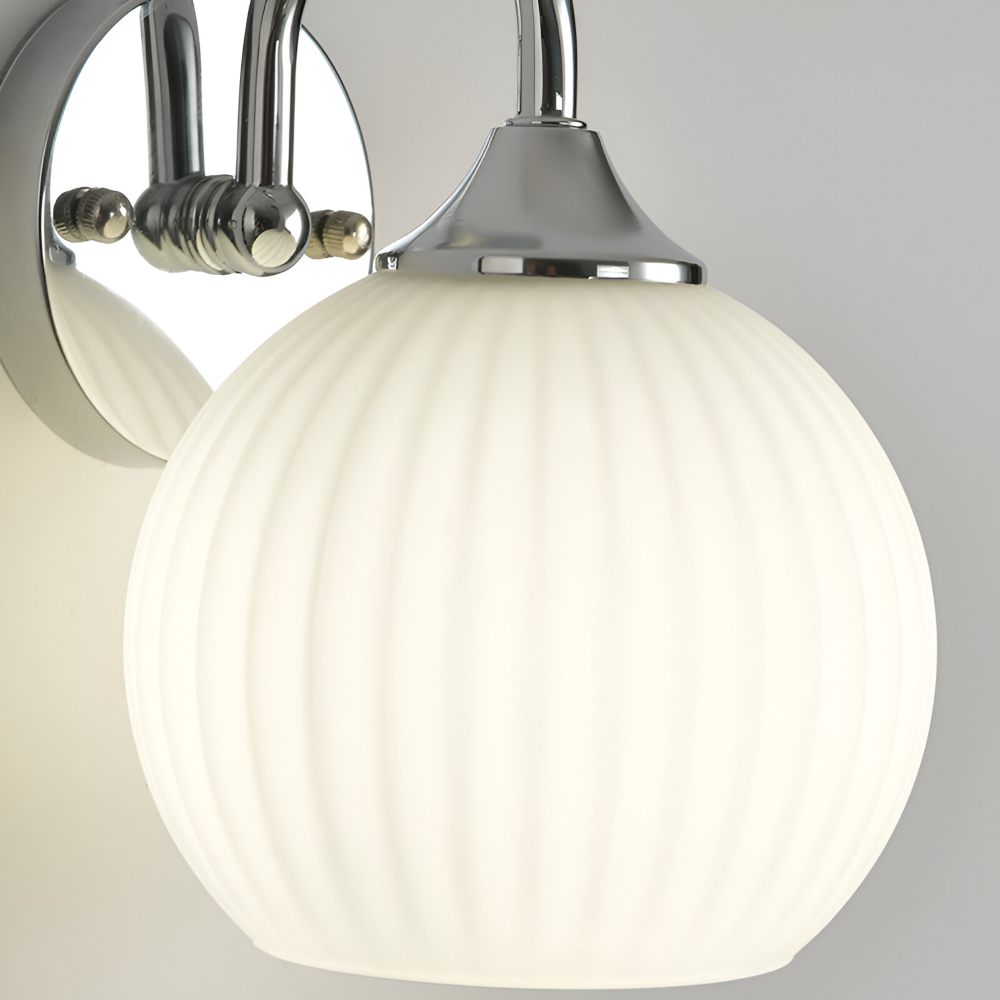 GlowSphere – Lampada da parete in vetro striato a forma di sfera moderna