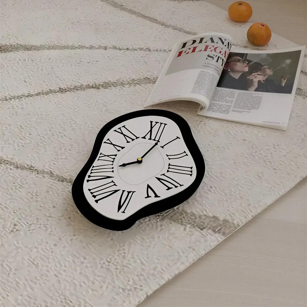 Orologio da Parete Melting Ispirato a Dali con Numeri Romani per Decorazioni per la Casa