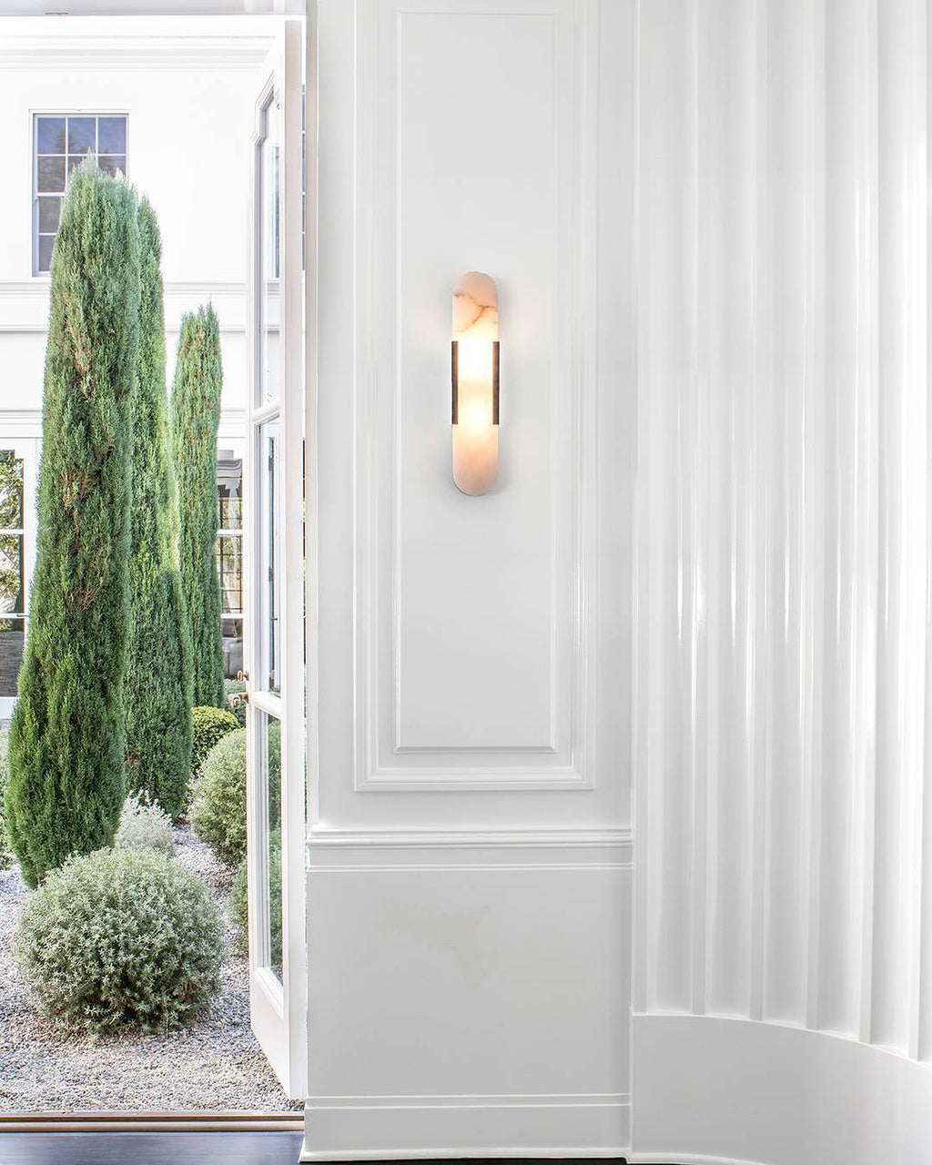 Applique da parete ovale in marmo con illuminazione ambientale LED soffusa