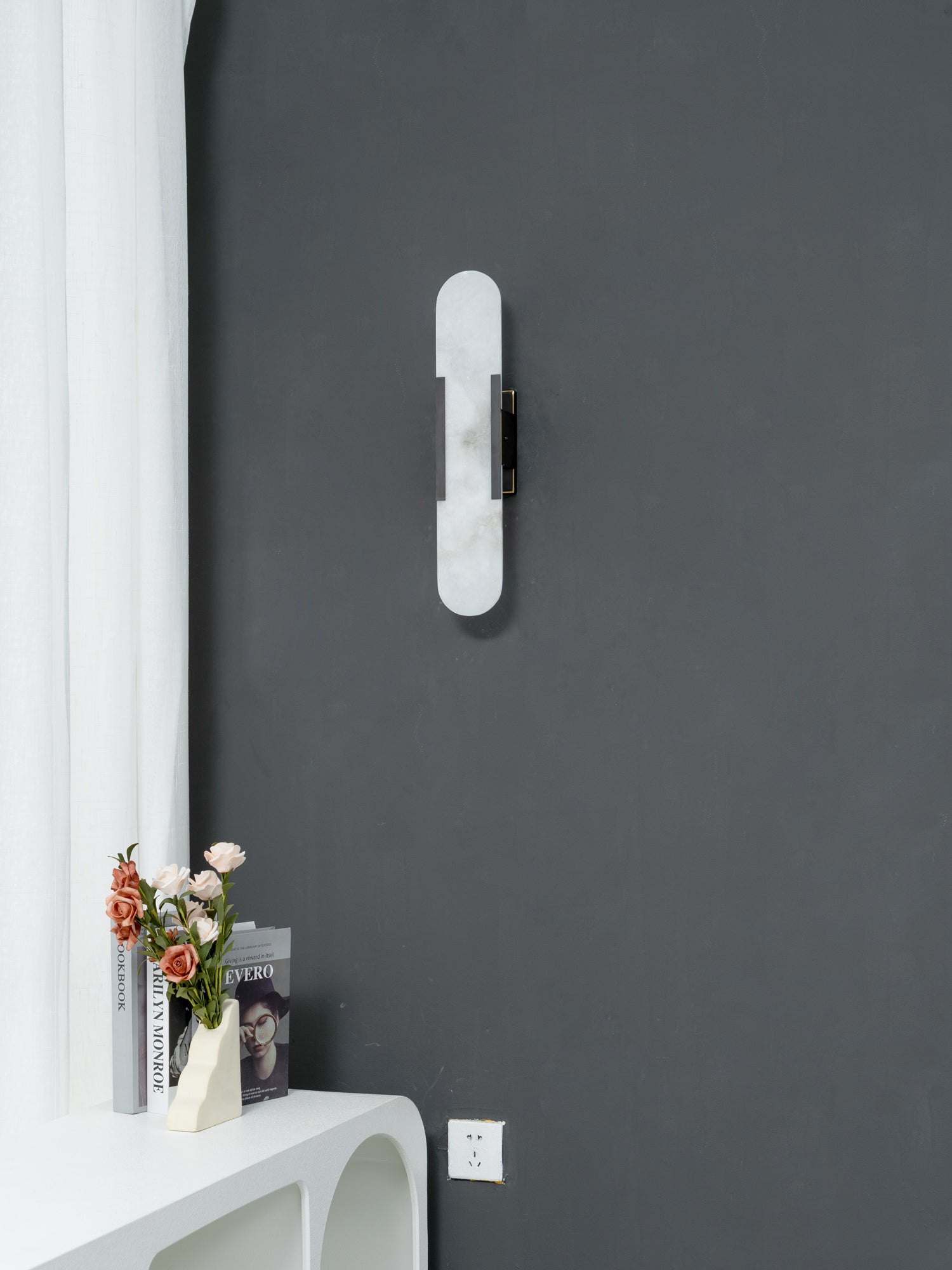 Applique da parete ovale in marmo con illuminazione ambientale LED soffusa