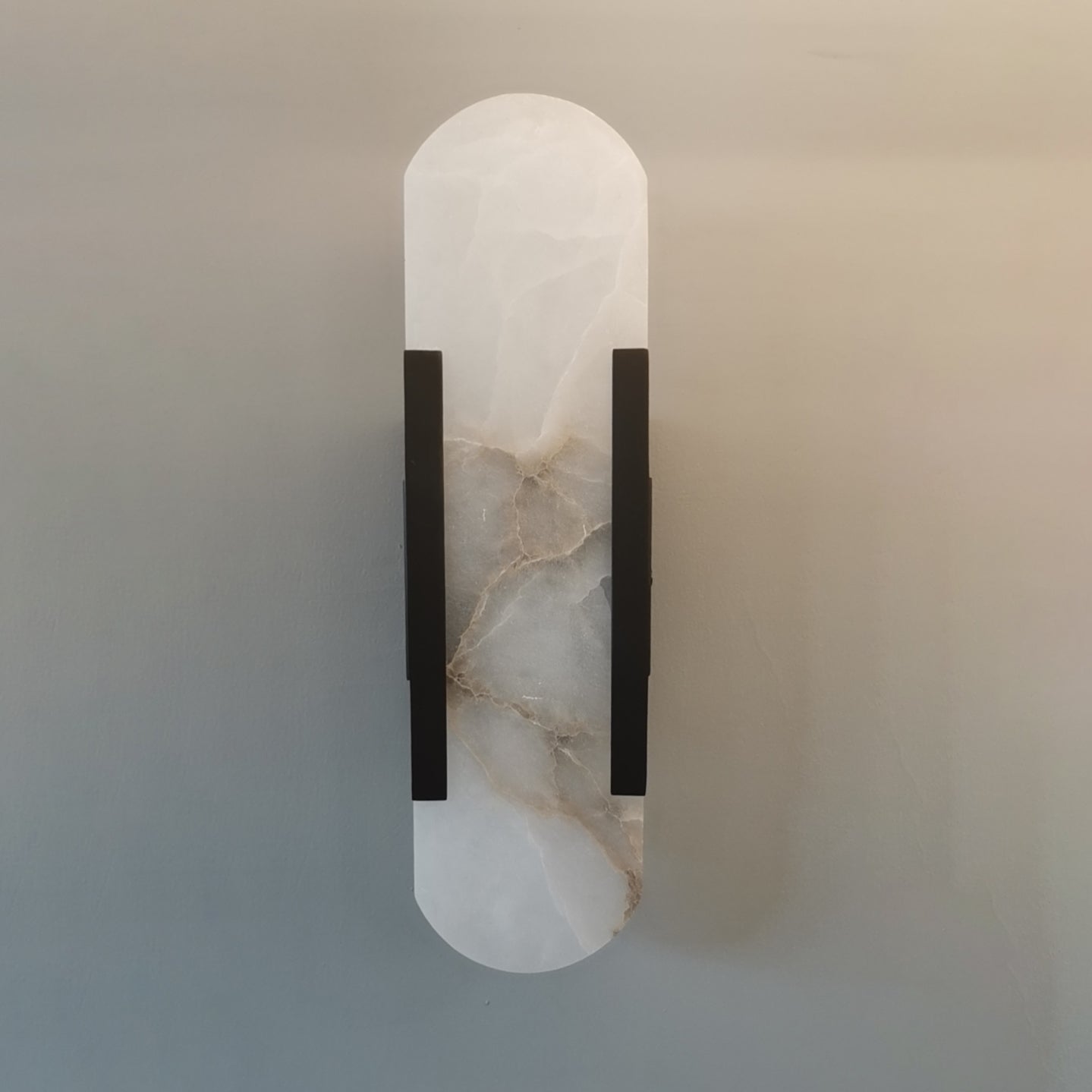 Applique da parete ovale in marmo con illuminazione ambientale LED soffusa