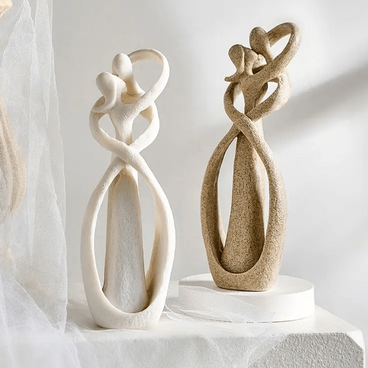 ABBRACCIO ETERNO – Scultura astratta come simbolo di amore senza tempo