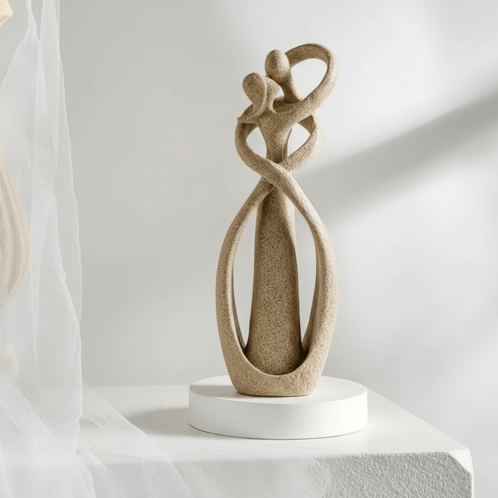 ABBRACCIO ETERNO – Scultura astratta come simbolo di amore senza tempo