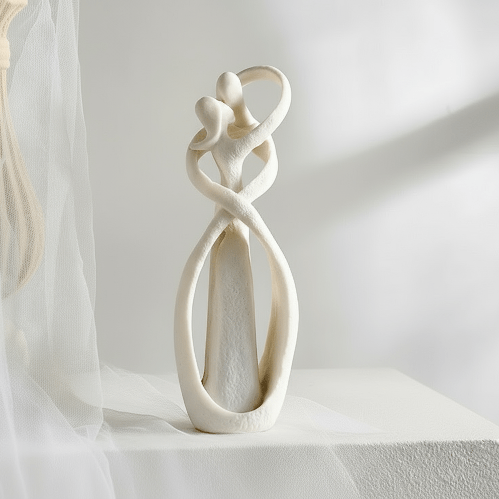 ABBRACCIO ETERNO – Scultura astratta come simbolo di amore senza tempo