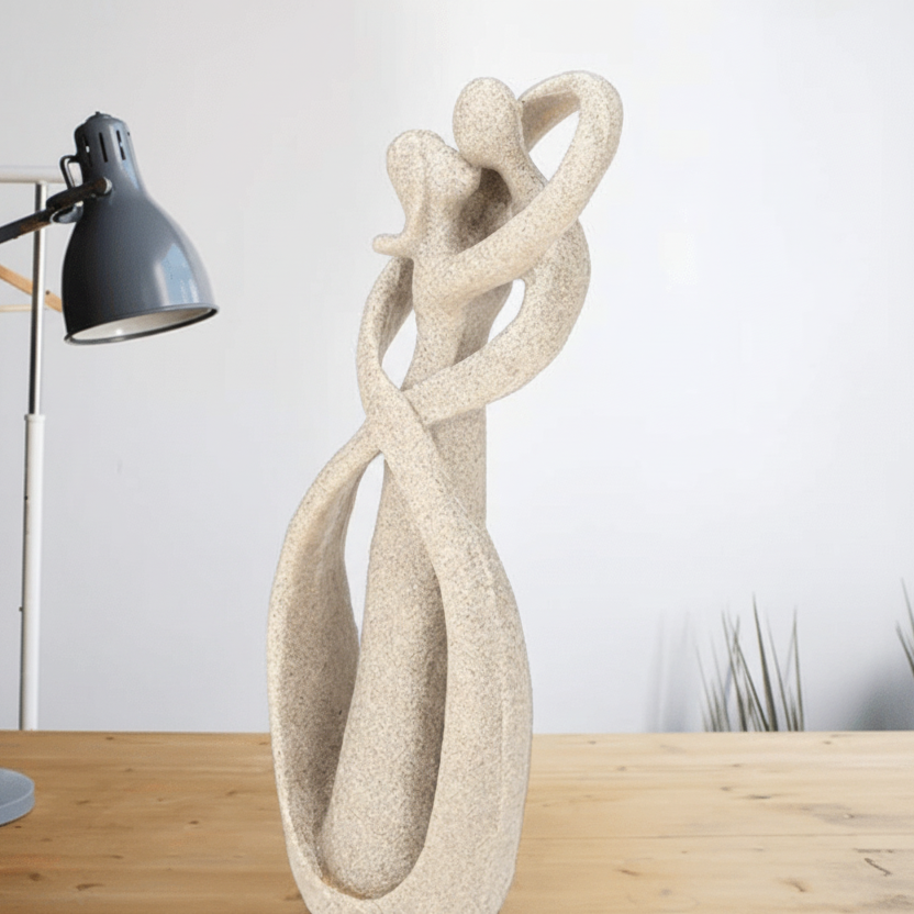 ABBRACCIO ETERNO – Scultura astratta come simbolo di amore senza tempo