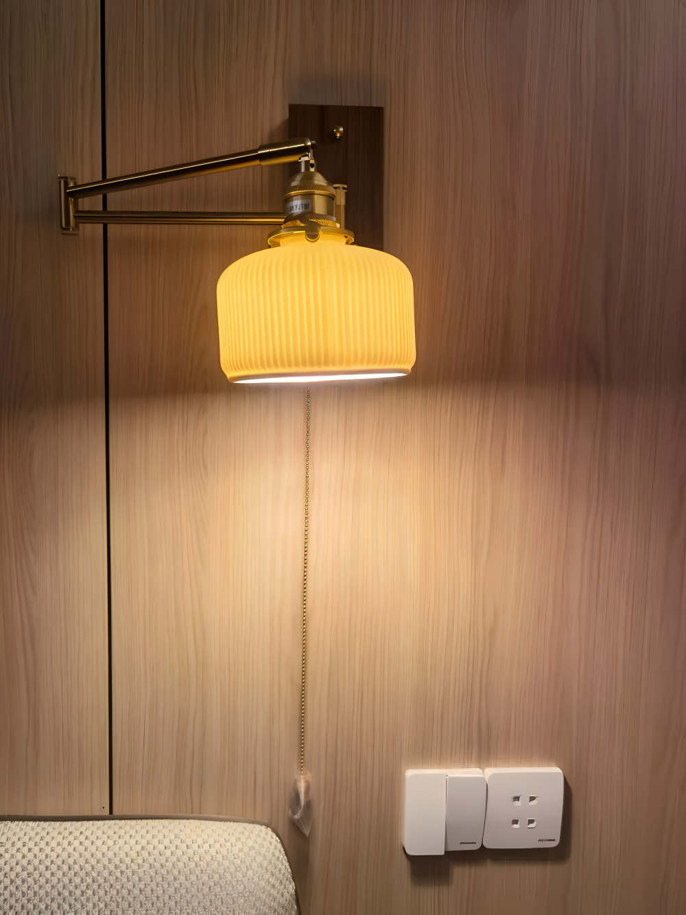 GlowLinn – Applique Ceramica Regolabile con Cerniera e Dettagli in Legno