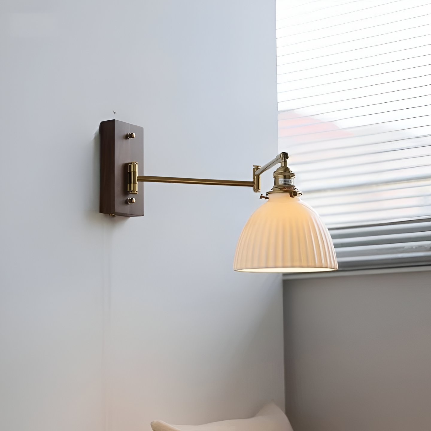 GlowLinn – Applique Ceramica Regolabile con Cerniera e Dettagli in Legno
