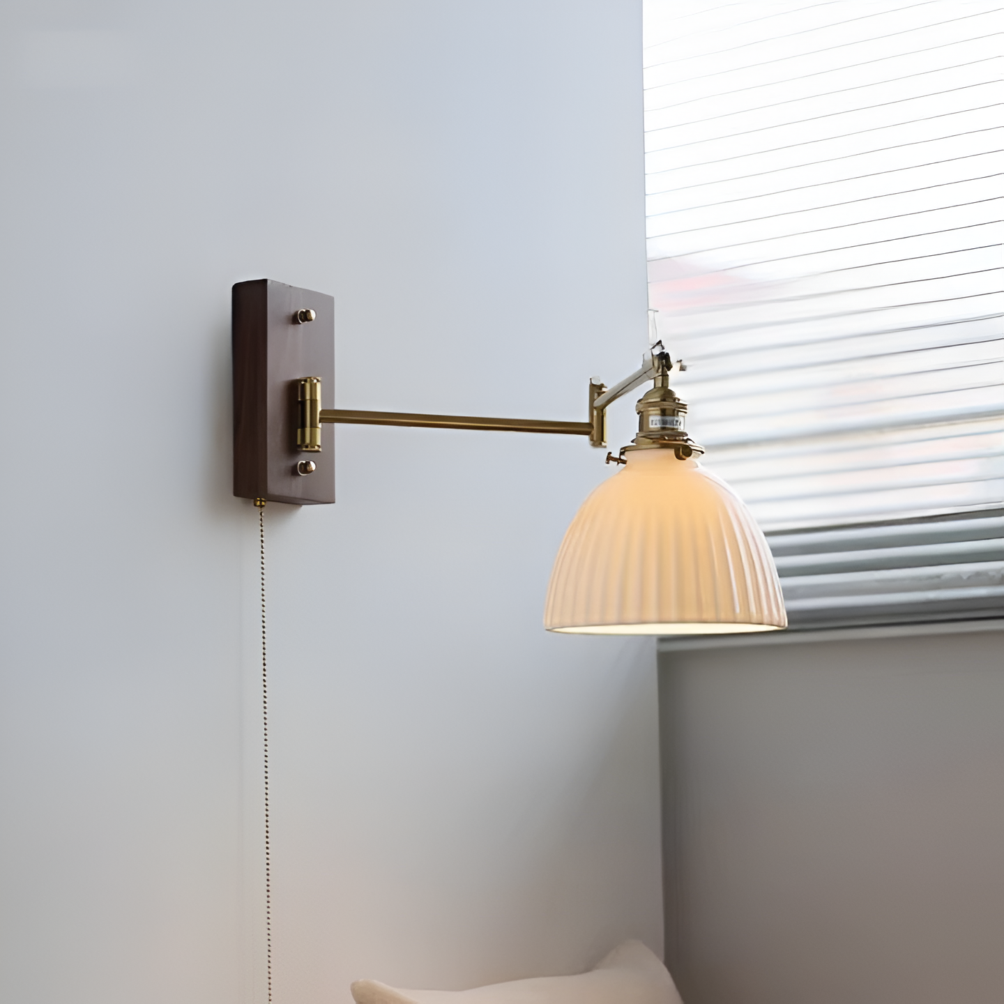 GlowLinn – Applique Ceramica Regolabile con Cerniera e Dettagli in Legno
