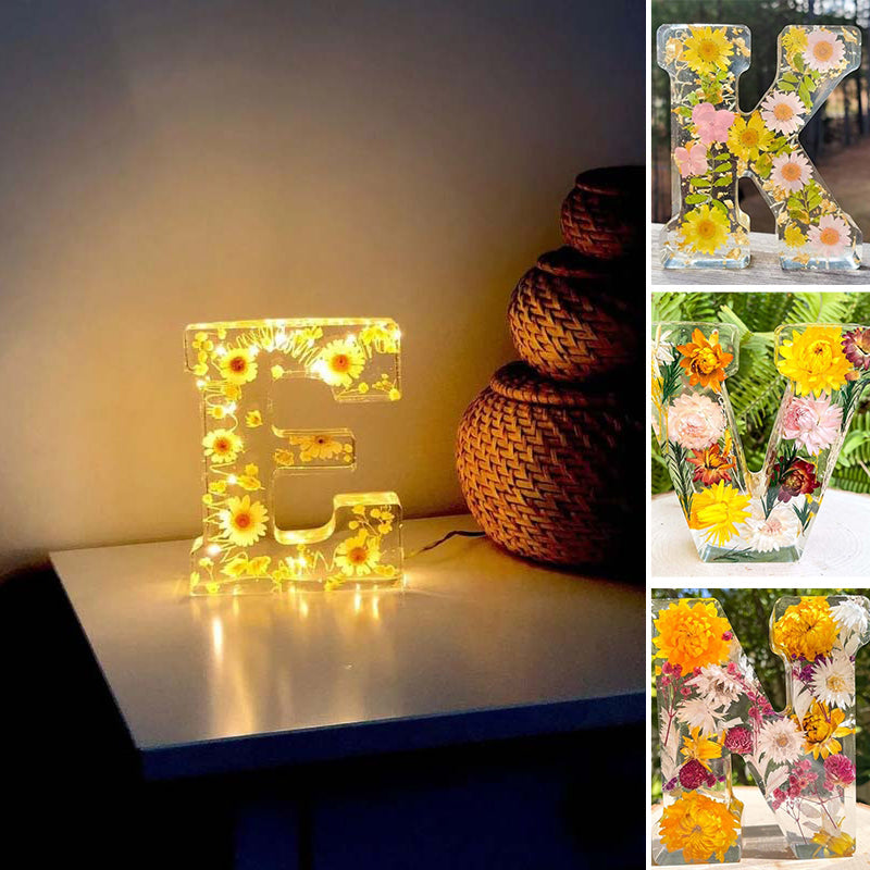Sandsberg | Luce Notturna a Fiori in Resina | Lampada Decorativa a Forma di Lettera