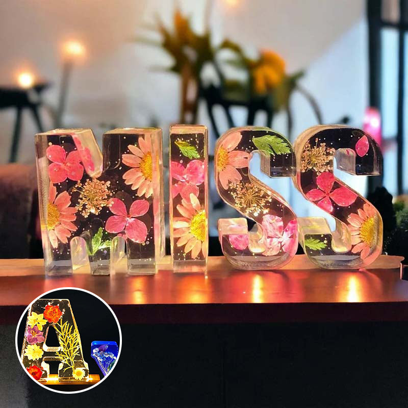 Sandsberg | Luce Notturna a Fiori in Resina | Lampada Decorativa a Forma di Lettera