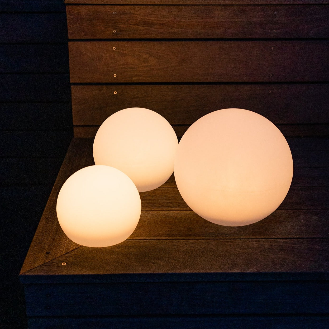 Luce da Giardino LED Rotonda Impermeabile con 16 Colori e Telecomando - Perfetta per Giardino, Portico e Feste