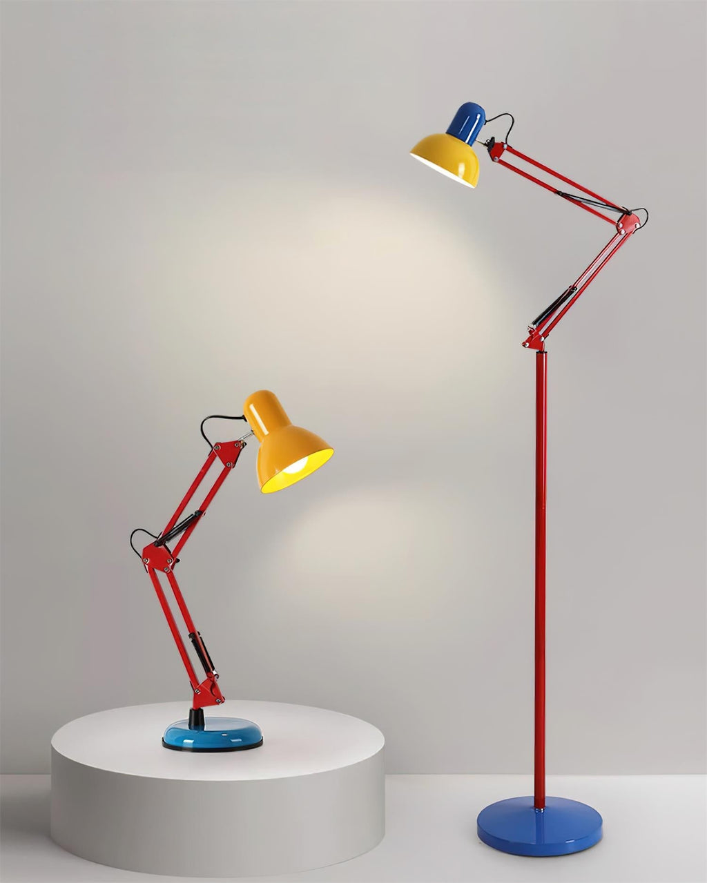 Velmora | Lampada da Scrivania Regolabile e Colorata con Braccio Meccanico e Design Plug-In