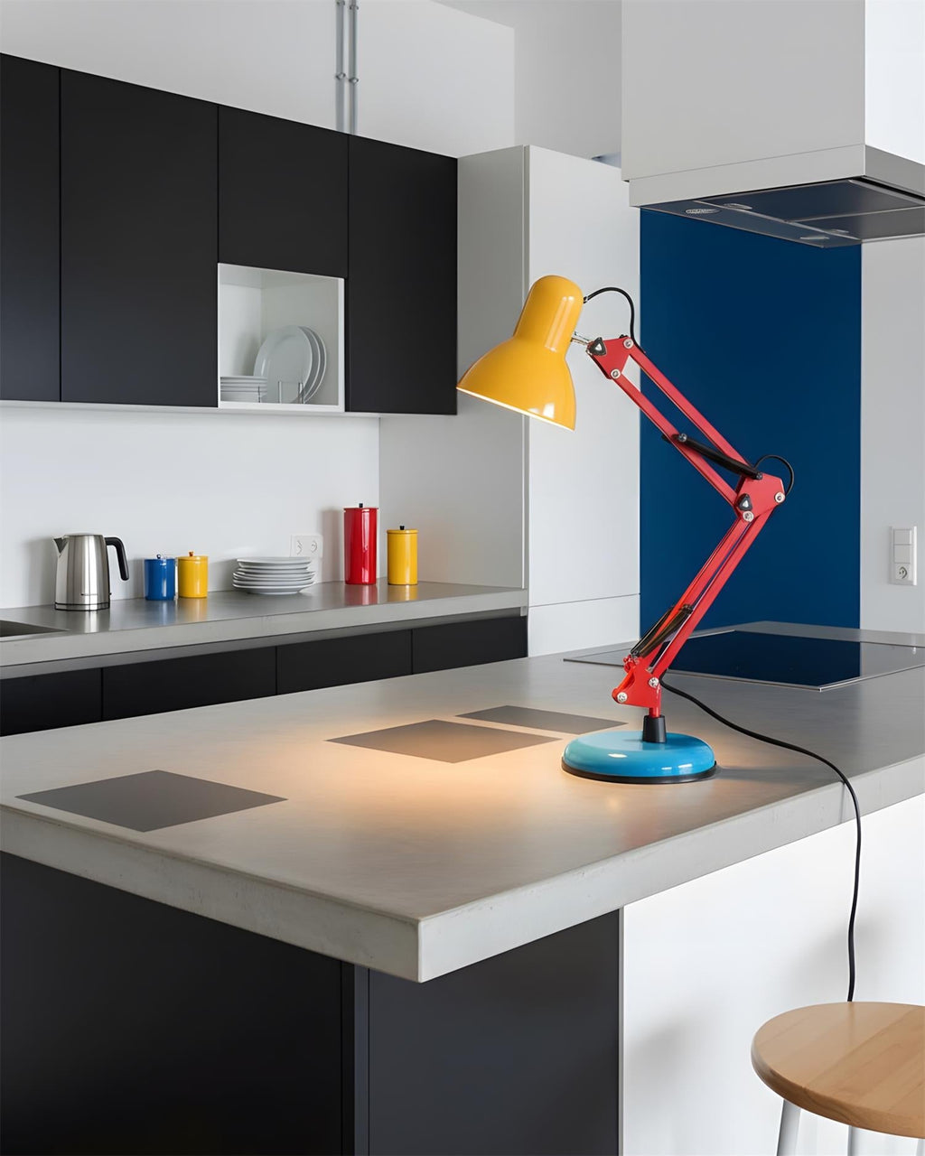 Velmora | Lampada da Scrivania Regolabile e Colorata con Braccio Meccanico e Design Plug-In