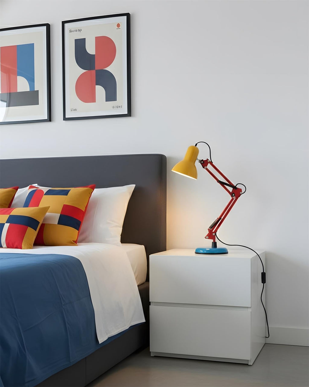 Velmora | Lampada da Scrivania Regolabile e Colorata con Braccio Meccanico e Design Plug-In