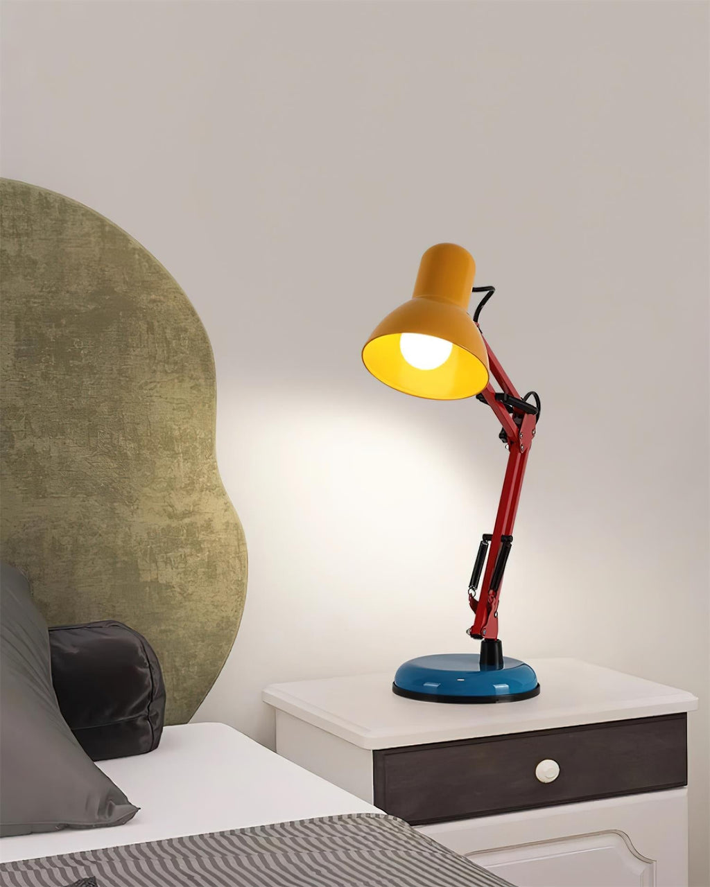 Velmora | Lampada da Scrivania Regolabile e Colorata con Braccio Meccanico e Design Plug-In