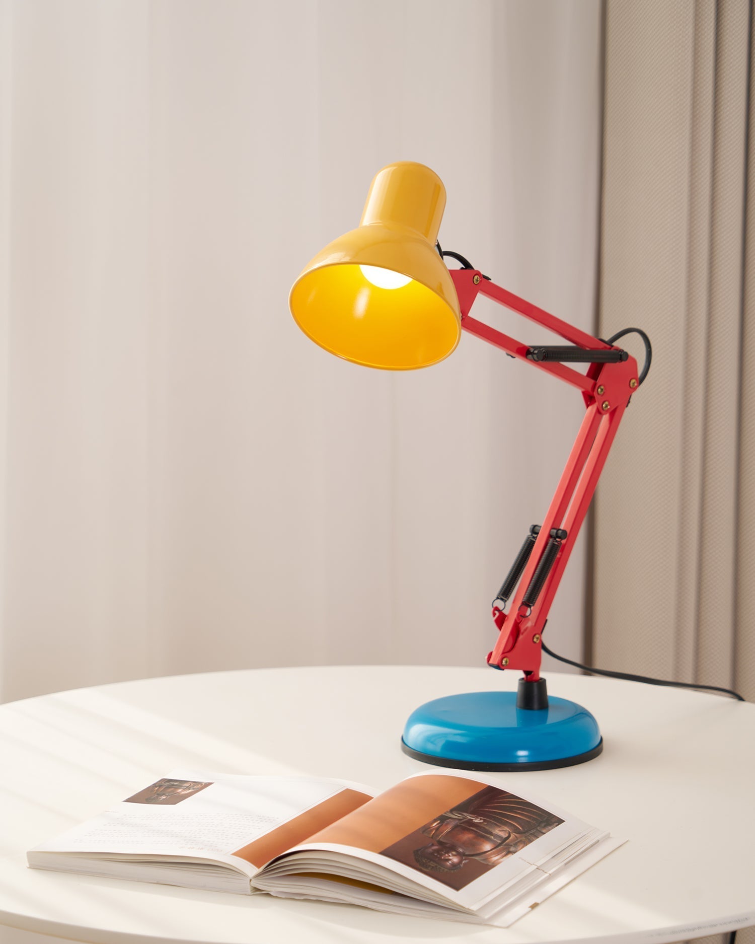 Velmora | Lampada da Scrivania Regolabile e Colorata con Braccio Meccanico e Design Plug-In