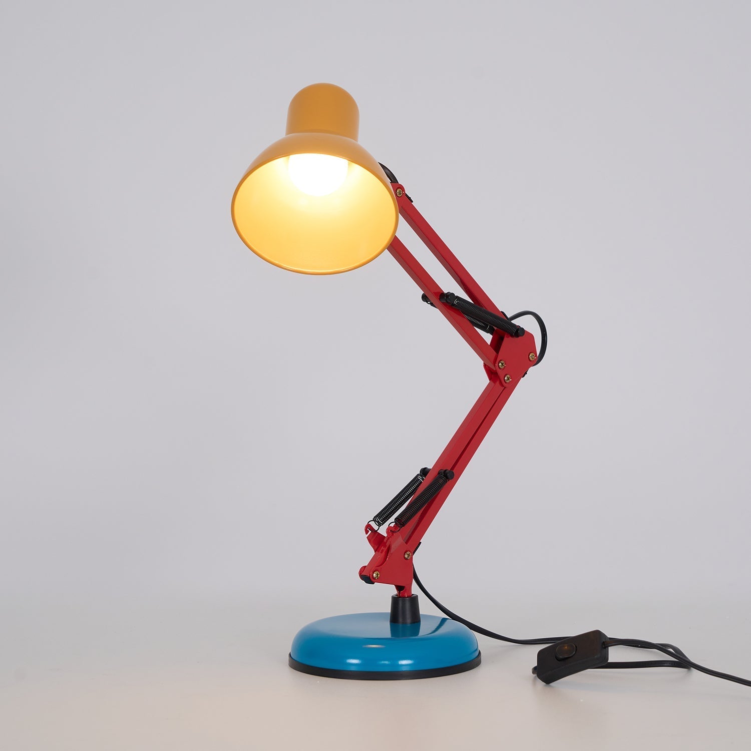 Velmora | Lampada da Scrivania Regolabile e Colorata con Braccio Meccanico e Design Plug-In