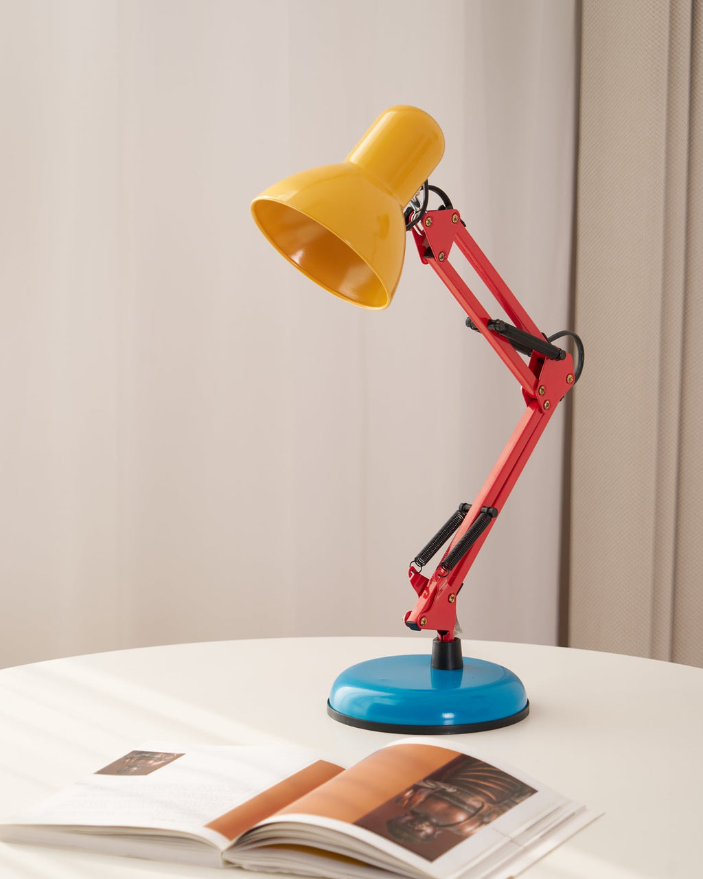 Velmora | Lampada da Scrivania Regolabile e Colorata con Braccio Meccanico e Design Plug-In