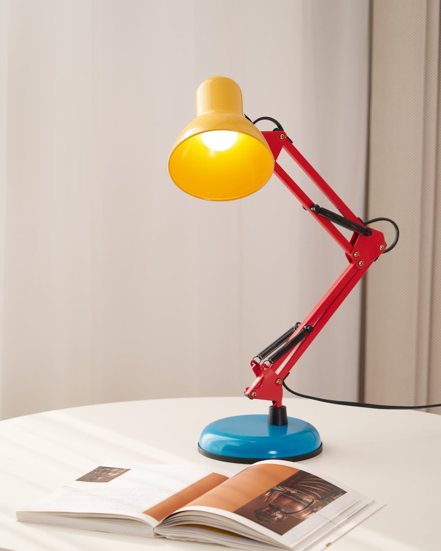 Velmora | Lampada da Scrivania Regolabile e Colorata con Braccio Meccanico e Design Plug-In