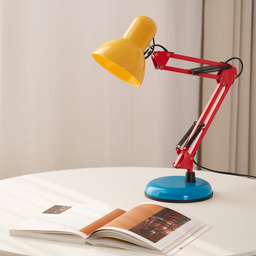 Velmora | Lampada da Scrivania Regolabile e Colorata con Braccio Meccanico e Design Plug-In