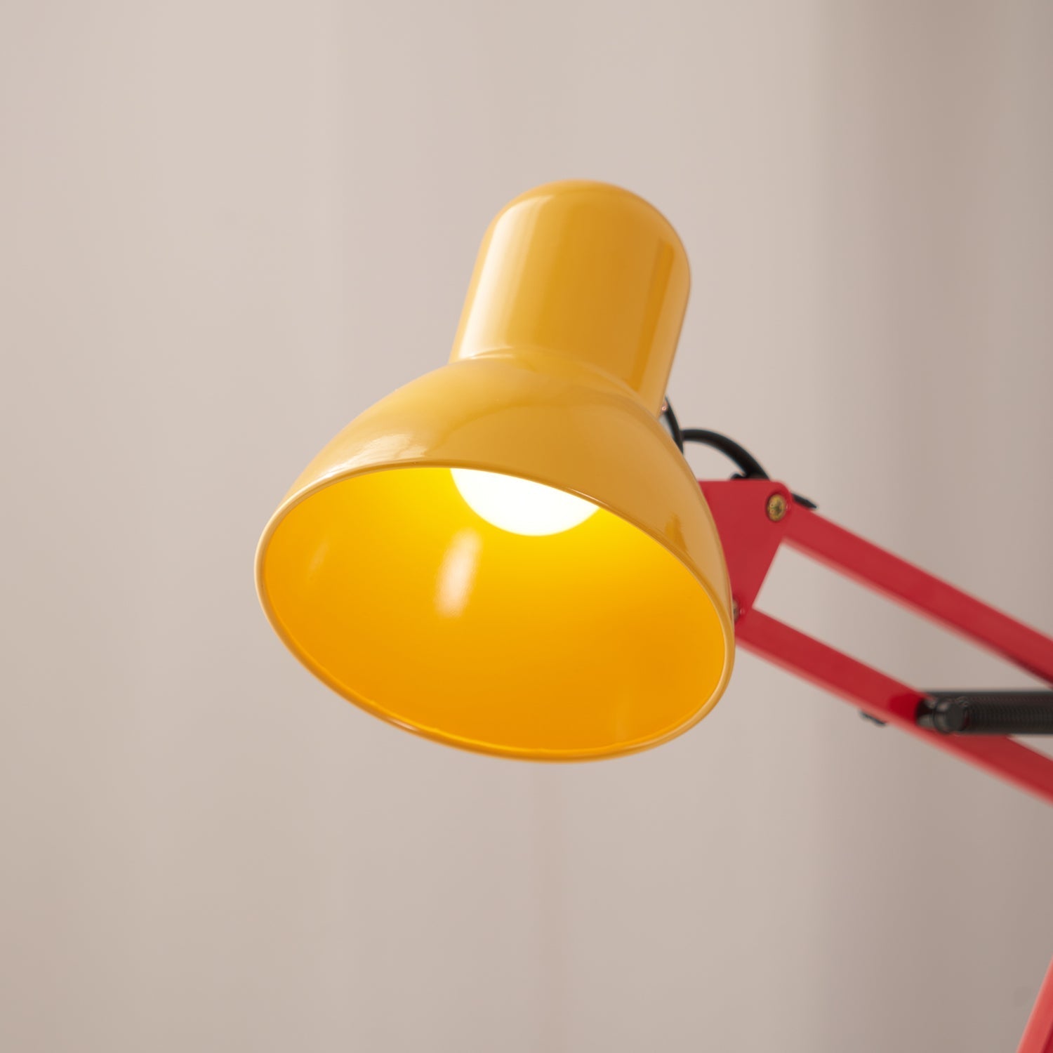 Velmora | Lampada da Scrivania Regolabile e Colorata con Braccio Meccanico e Design Plug-In