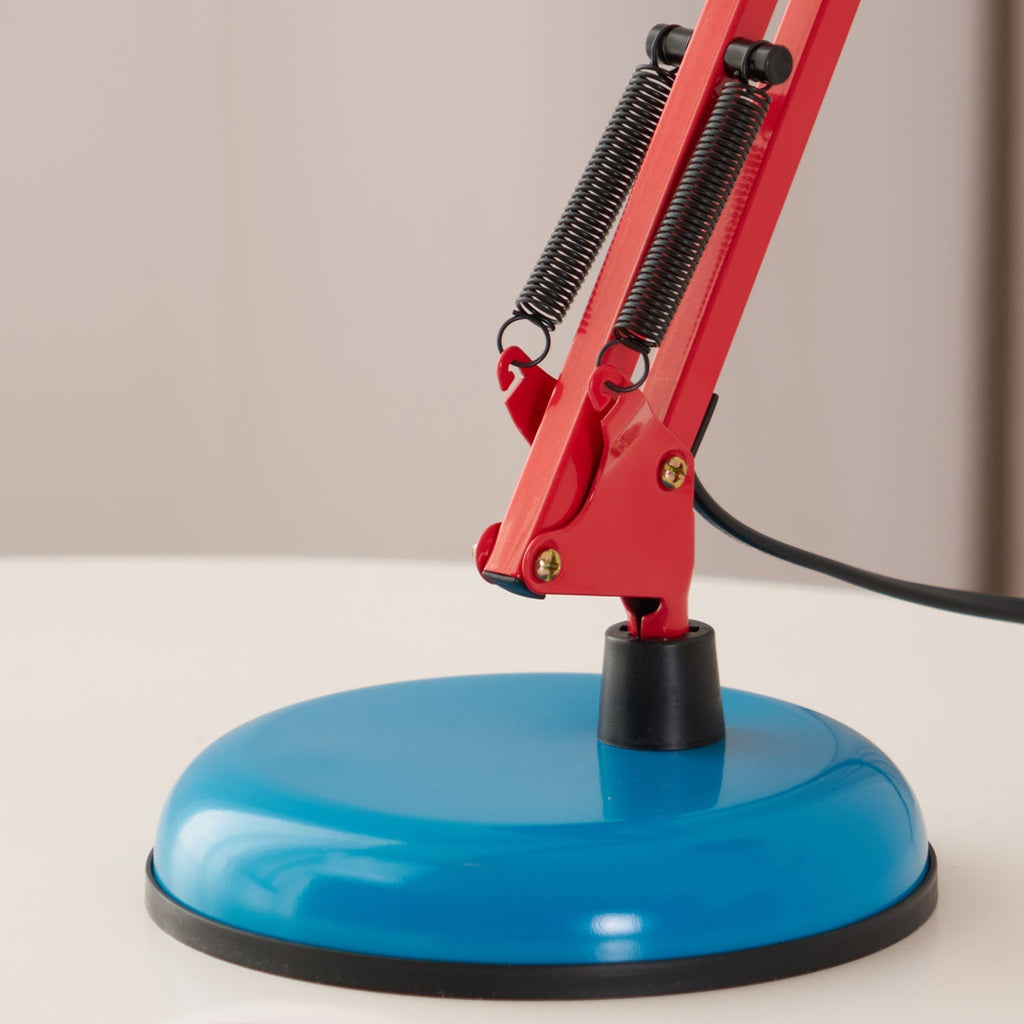Velmora | Lampada da Scrivania Regolabile e Colorata con Braccio Meccanico e Design Plug-In