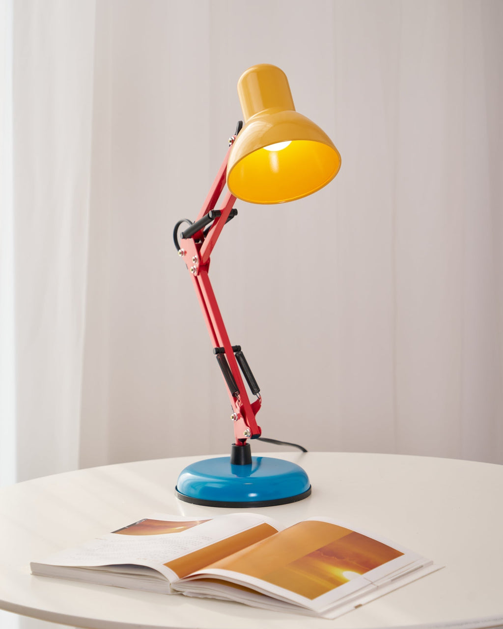 Velmora | Lampada da Scrivania Regolabile e Colorata con Braccio Meccanico e Design Plug-In