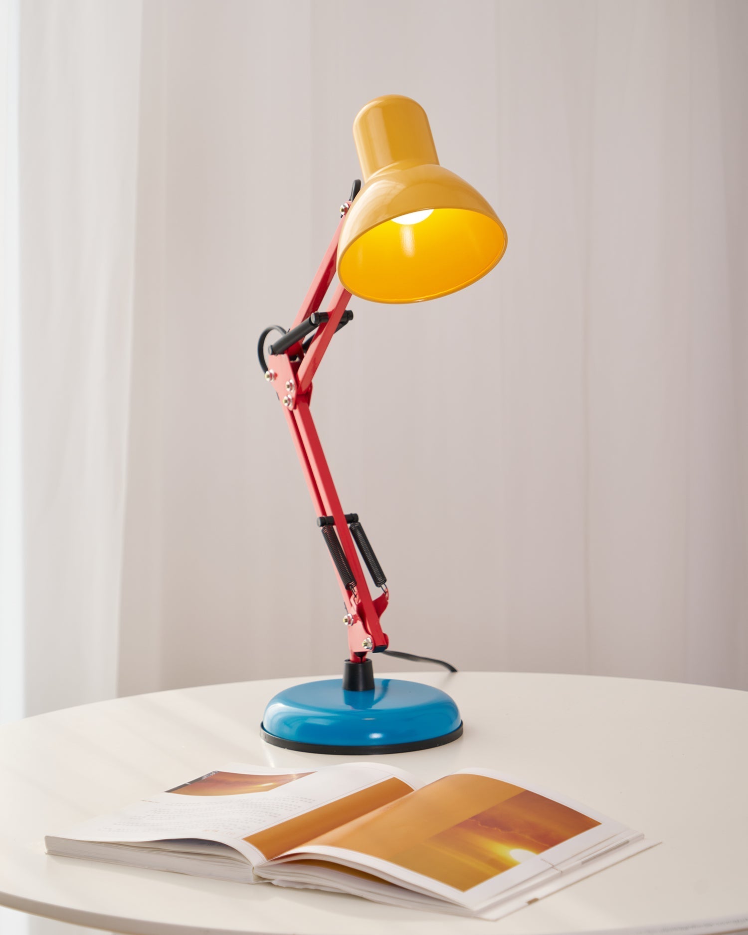 Velmora | Lampada da Scrivania Regolabile e Colorata con Braccio Meccanico e Design Plug-In