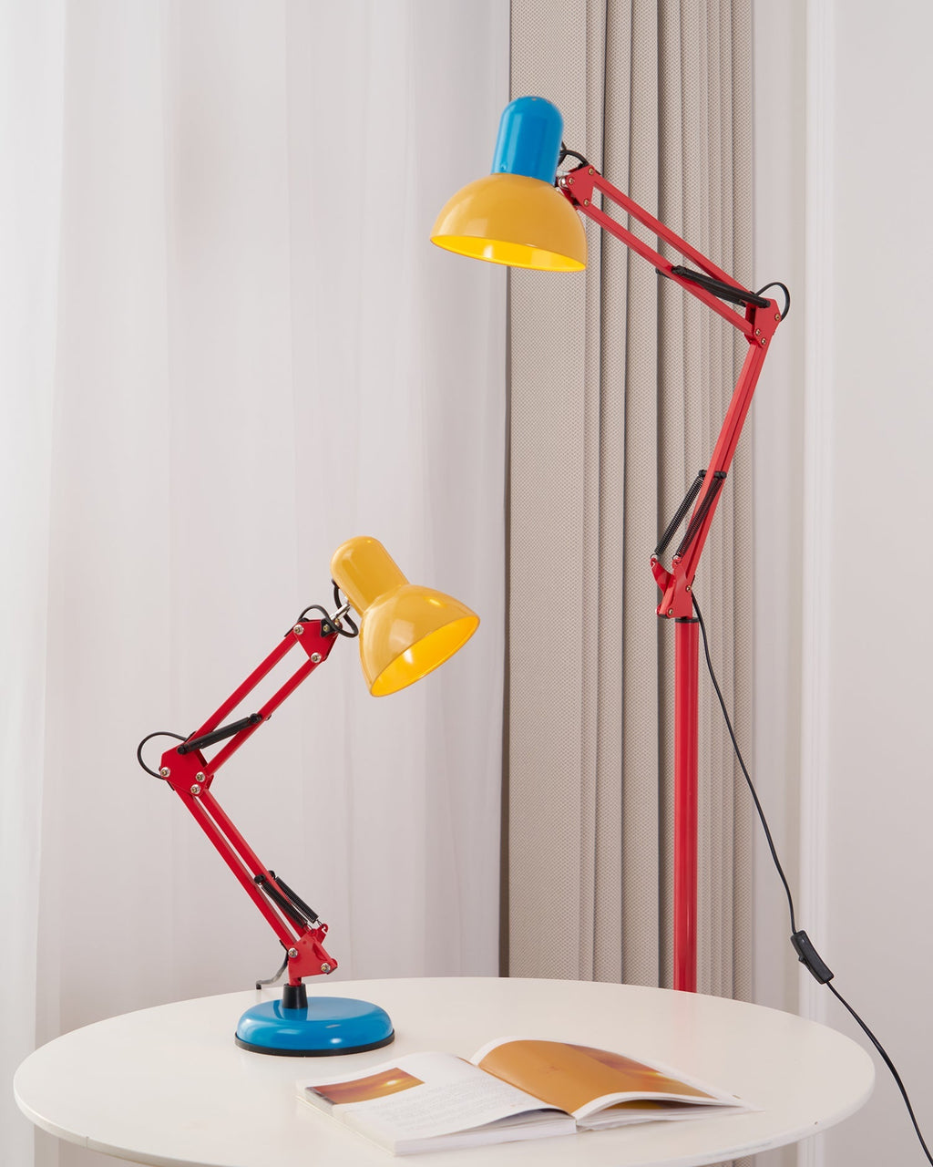 Velmora | Lampada da Scrivania Regolabile e Colorata con Braccio Meccanico e Design Plug-In
