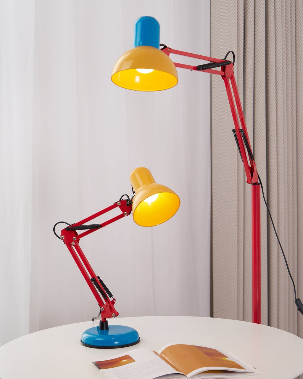 Velmora | Lampada da Scrivania Regolabile e Colorata con Braccio Meccanico e Design Plug-In