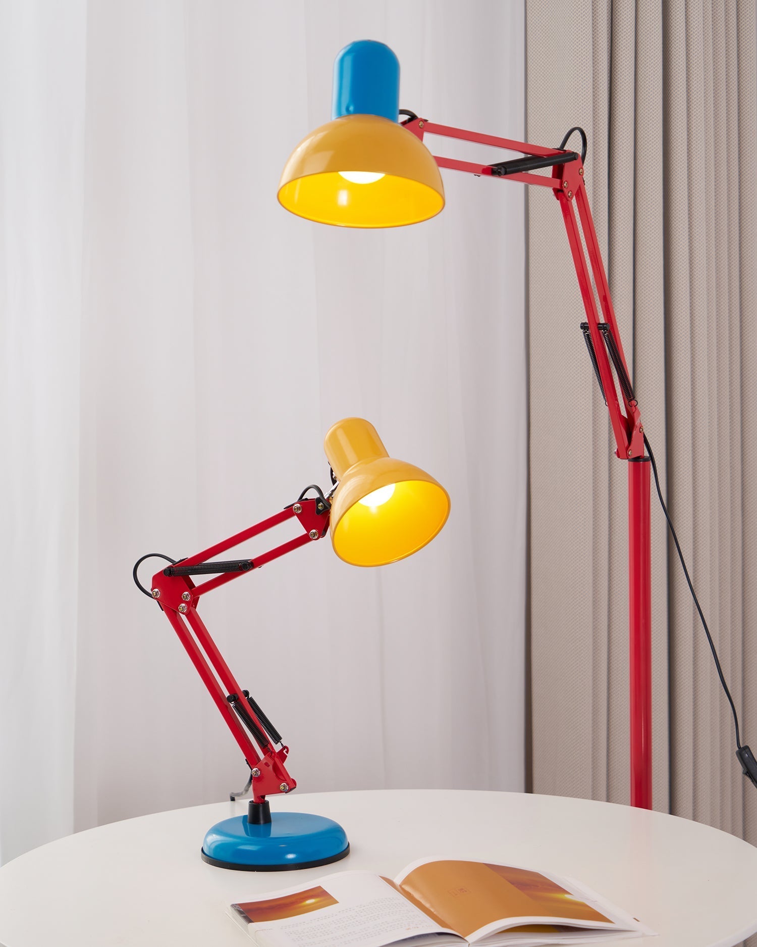 Velmora | Lampada da Scrivania Regolabile e Colorata con Braccio Meccanico e Design Plug-In