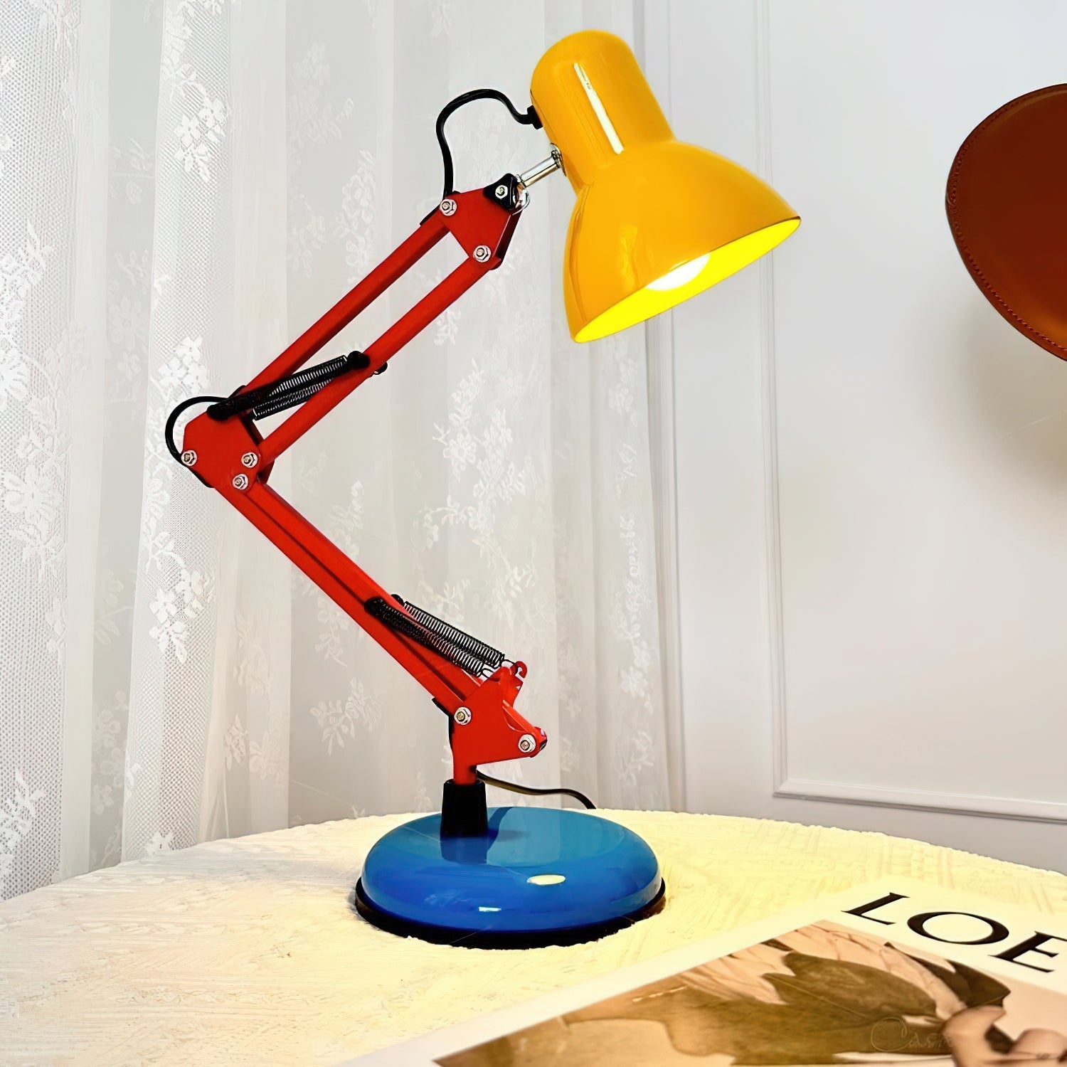 Velmora | Lampada da Scrivania Regolabile e Colorata con Braccio Meccanico e Design Plug-In